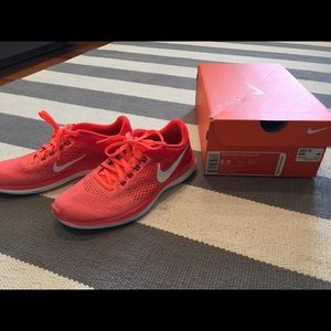 Womens Nike tennis shoes